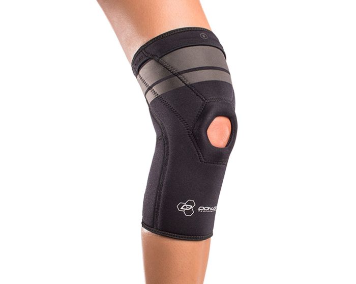 https://www.donjoystore.com/media/catalog/product/cache/2c92df2eaef8394df42e6480757059b9/d/o/donjoy-performance-proform-4mm-open-patella-knee-sleeve-black-person_1.jpg