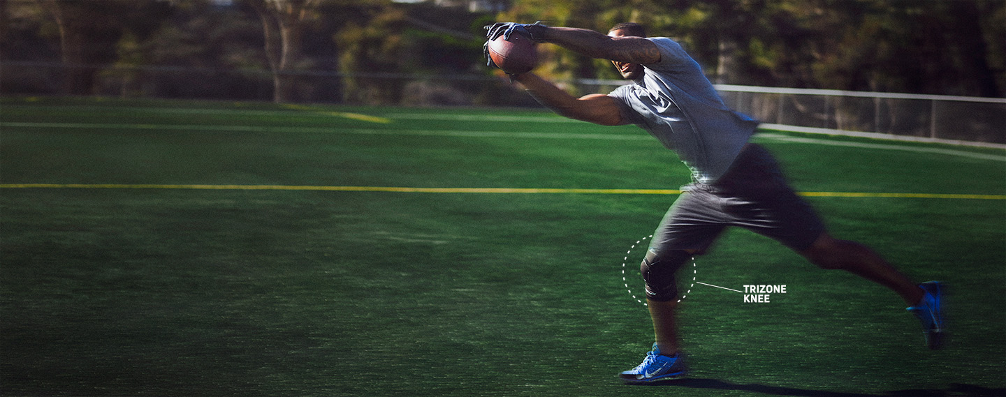 Athlete wearing Trizone Knee Sleeve catching the football
