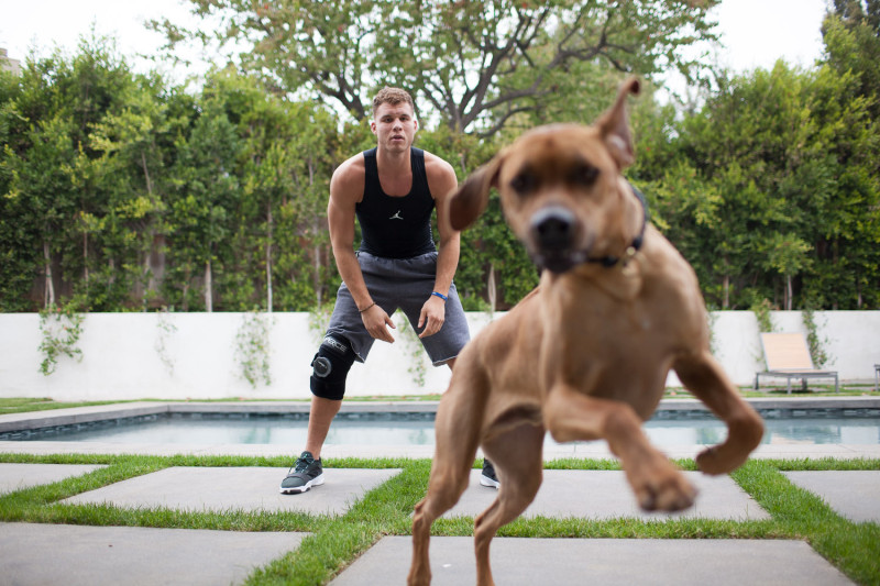 Blake Griffin Uses HyperIce Knee blake griffin hyperice with dog